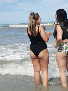 Latina ass in black on beach with family