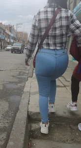 Lindo culazo en jeans ajustados