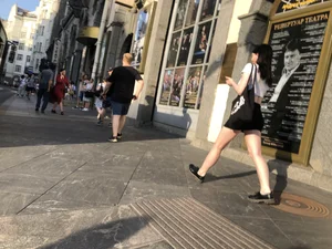 Awesome candid chick wearing a mini-skirt, closeups of her ass and legs