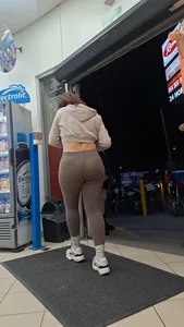 Latina jiggle big butt in brown leggings