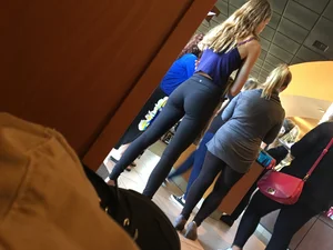 Blonde With Perfect Ass and Legs in Leggings Candid Photo