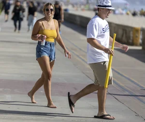 Hot candid summer girls in shorts, leggings and crop tops