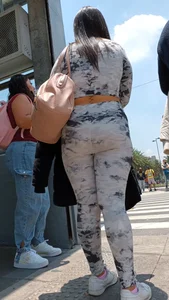 Latina culona en leggings