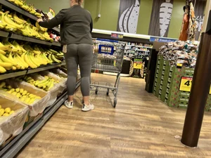 Thick MILF in grey leggings
