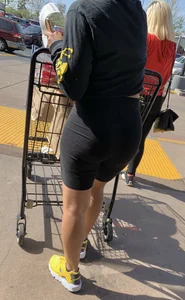 Teen with a fat round ass in leggings