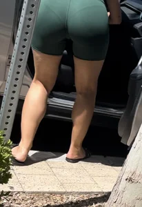 Latina milf with amazing jiggle and vpl (OC)