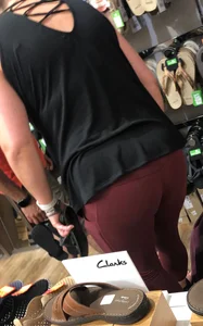 MILF in red leggings bends for the camera