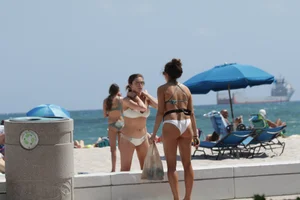 Deerfield Beach girls in bikinis