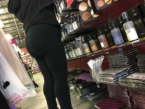 Thick shopper in black tight leggings