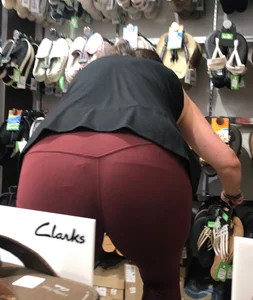 MILF in red leggings bends for the camera
