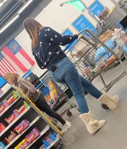 Cute milf, Nice ass in jeans! (OC)