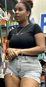 Chica shows bendover abilities + standard caps of chic w nice ass @ Wally‼️