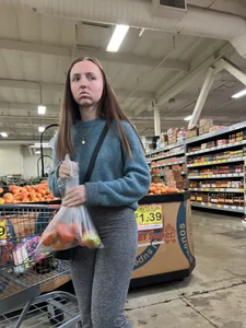 Brunette w/ bubble in grey leggings [OC]
