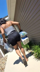 Thick ass delivery chick with vpl . She had too many bags and I needed caps