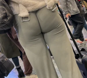 [ God Tier ] Deep wedgie ass eating leggings showoff (OC)
