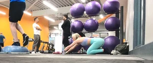 Gym blonde in turquoise leggings notices me and doesn’t mind, even moves in front of me later for some close-ups