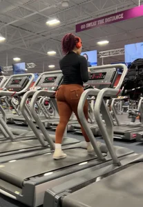 iNSANE LIGHT SKIN RED HEAD EBONY WIT craZ PHAT ASS(tread mill)