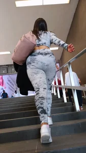 Latina culona en leggings