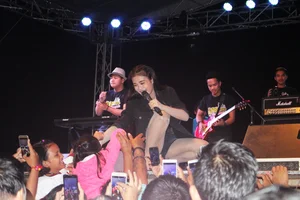 Lamyai's candid Thai concert girl in shorts
