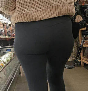 Fat ass bubble in black leggings. GIF.