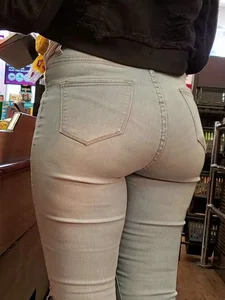 Ebony with nice ass in jeans (OC)