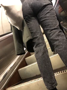 Candid chick wearing tight grey jeans subway escalator creepshot