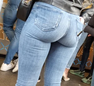 Girl I know (!) with her insanely packed ass in jeans
