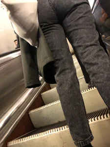 Candid chick wearing tight grey jeans subway escalator creepshot