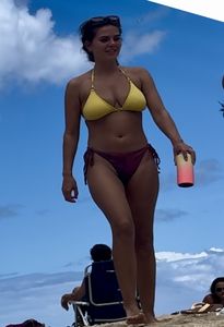 Sexy chick changing at the beach creepshots