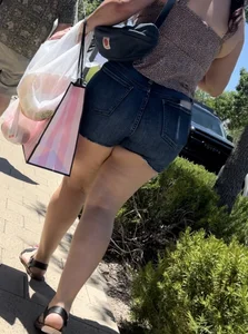 Jiggly pawg with her pawg mother (OC)