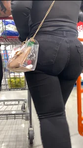 Nice thick milf in jeans