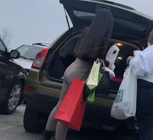 Caught this Hot tight babe in leggings leaving