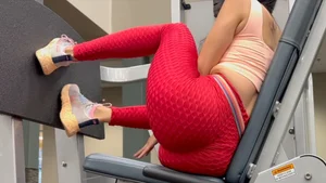 Epic candid gym babe working out in red textured leggings with an amazing ass