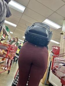 Hot Mom wearing Lululemon’s  [ NOT OC ]