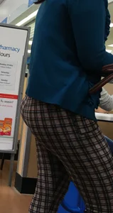Nice big round booty in tight patterned leggings