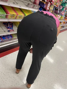 MUST SEE MILF BENDING OVER CLOSE UP SHOTS