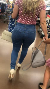 Hot ass candid milf in tight jeans with an amazing ass