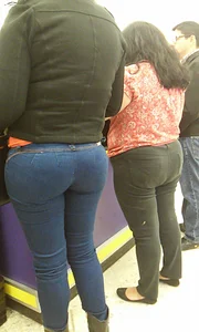 Big booty Latina milf in tight jeans shopping