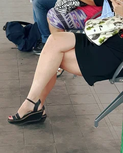 Candid girls in public showing nice legs and feet