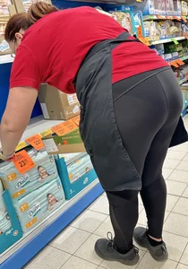 Sexy Milf Show Big Ass  Shiny Leggings (not OC)