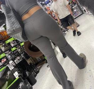 Latina in grey leggings - FIRST POST🍑