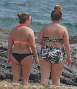 Thick and sexy bikini babe in black and peach bikini outfit