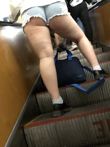 Fat chick in jean mini shorts subway creepshot