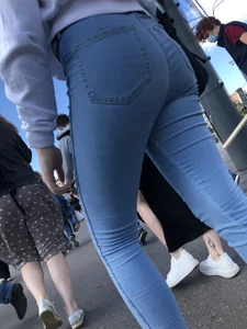 Awesome Butt in Tight Blue Jeans on a Crosswalk Creepshots Gallery