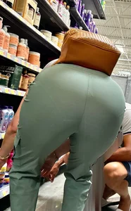 Casual milf kept bending over w strong VPL‼️
