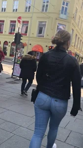 Candid babe with a nice ass in tight jeans