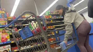 Jiggly ass Latina in Leggings