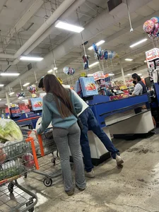 Brunette w/ bubble in grey leggings [OC]