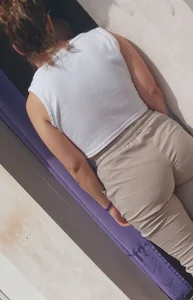 Sport jeans round ass milf