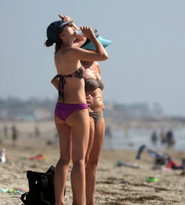 Beach babe in purple bikini with nice mound, booty and slight camel toe
